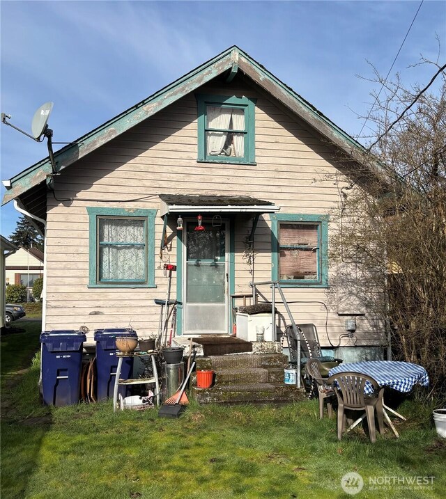 view of front facade featuring a front yard