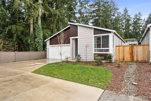 10414 113th Street Ct SW, Lakewood, WA 98498 - mid-century home with fence and concrete driveway
