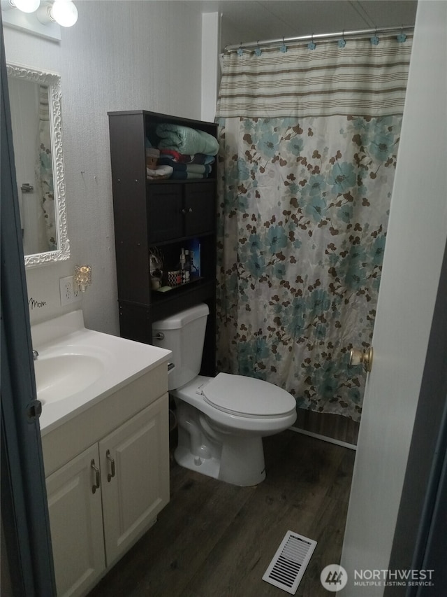 302 Pioneer Rd, Aberdeen, WA 98520 - full bath with wood finished floors, vanity, and a shower with shower curtain