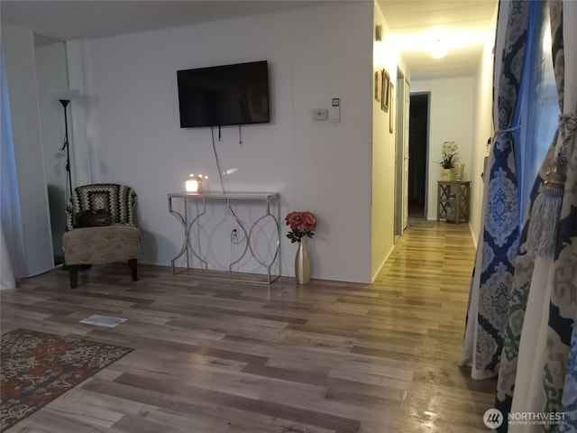 302 Pioneer Rd, Aberdeen, WA 98520 - living area with wood finished floors