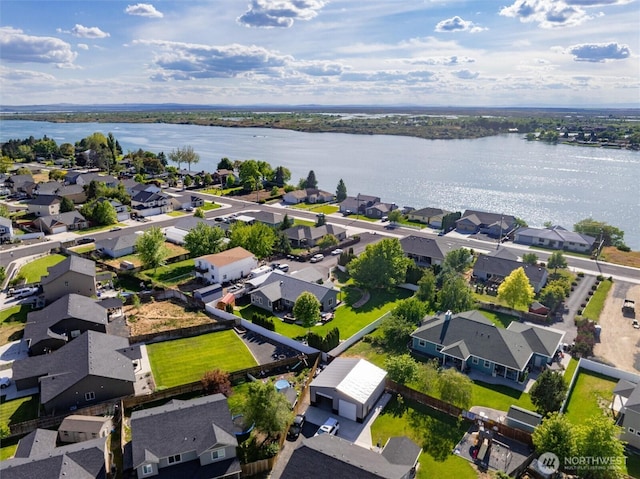 3609 Lakeshore Dr, Moses Lake, WA 98837 - aerial perspective of suburban area with a large body of water