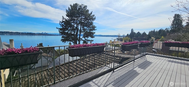 463 39th Ave E, Seattle, WA 98112 - wooden terrace featuring a water view
