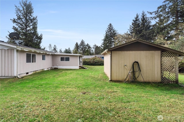 view of yard with an outbuilding
