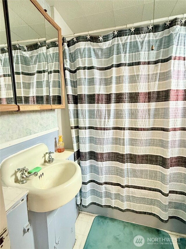 21 Cummings Ave, Elma, WA 98541 - bathroom with tile patterned floors, vanity, and curtained shower