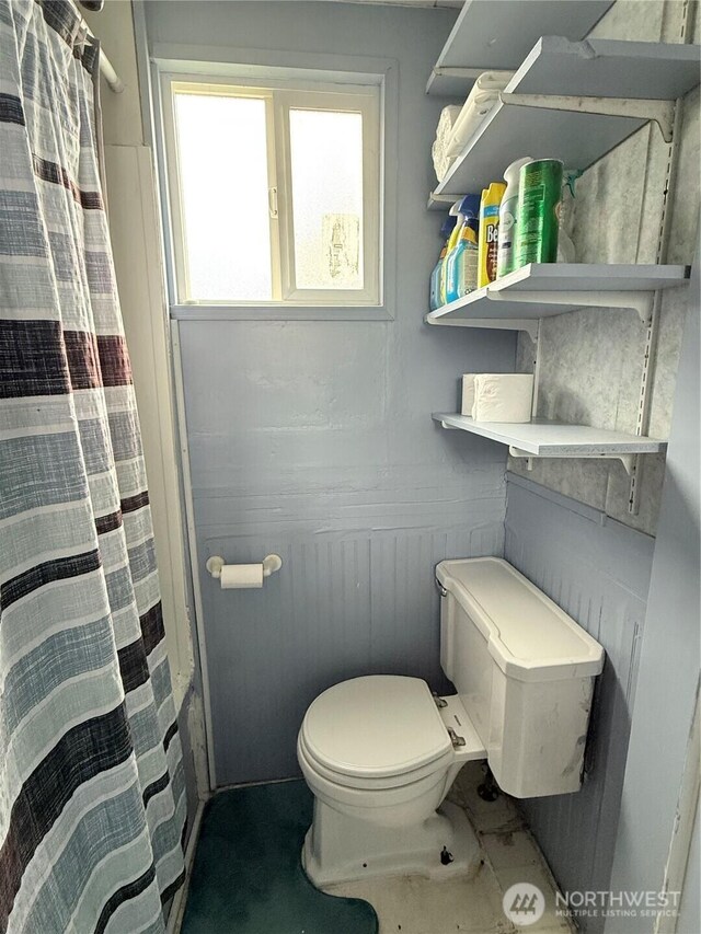 21 Cummings Ave, Elma, WA 98541 - bathroom featuring wainscoting, toilet, and a shower with shower curtain