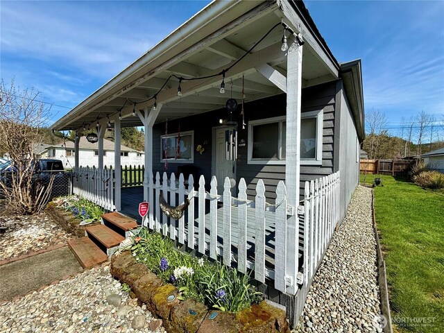 21 Cummings Ave, Elma, WA 98541 - view of front of property with a front lawn, covered porch, and fence