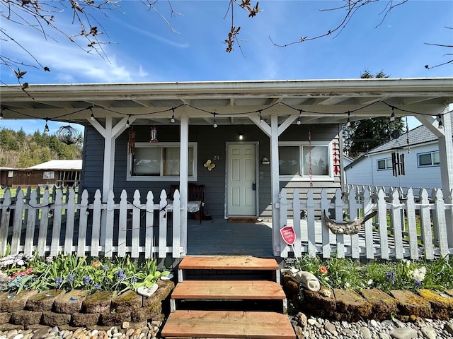 21 Cummings Ave, Elma, WA 98541 - view of front of house featuring covered porch and fence