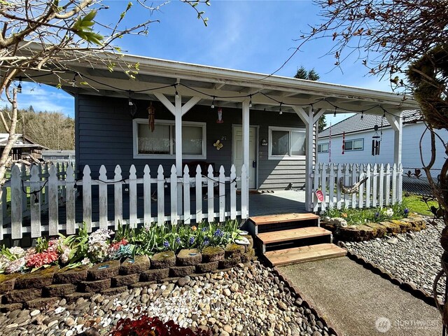21 Cummings Ave, Elma, WA 98541 - view of front of property featuring fence and a porch