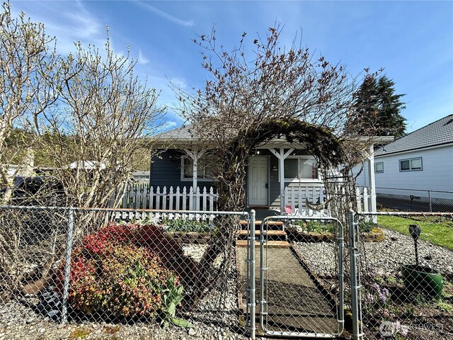 21 Cummings Ave, Elma, WA 98541 - view of front of house featuring a gate and a fenced front yard