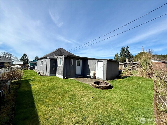 21 Cummings Ave, Elma, WA 98541 - back of property featuring a fire pit, an outbuilding, fence, and a yard