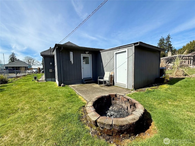 21 Cummings Ave, Elma, WA 98541 - view of outdoor structure featuring an outdoor fire pit, an outbuilding, and fence