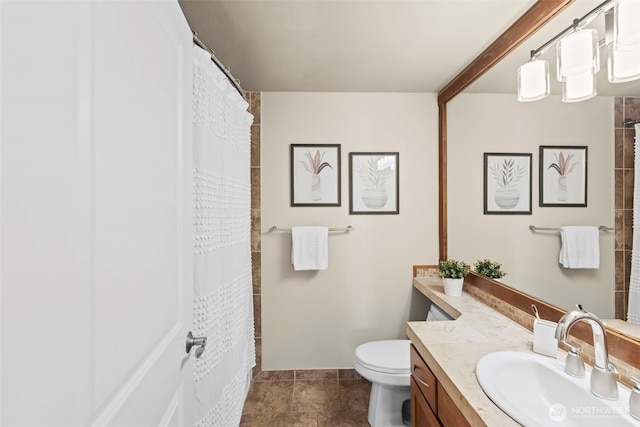 full bathroom featuring a shower with curtain, toilet, tile patterned flooring, and vanity