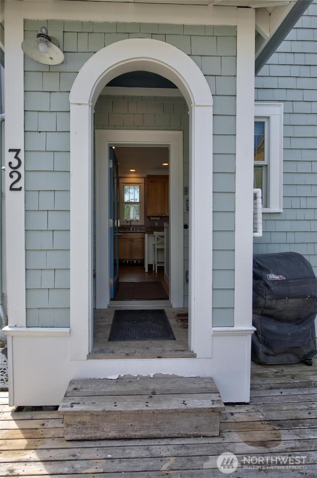 32 Madison Ln, Pacific Beach, WA 98571 - doorway to property with a sink