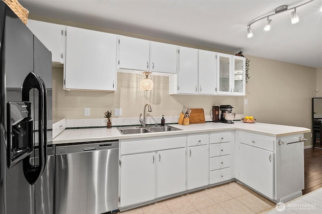 12427 129th Ave E, Puyallup, WA 98374 - kitchen with light countertops, refrigerator with ice dispenser, a peninsula, dishwasher, and a sink