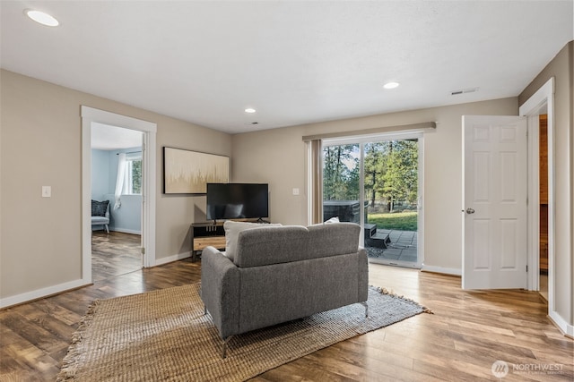 11320 S Stangland Rd, Medical Lake, WA 99022 - living area featuring a wealth of natural light, light wood-type flooring, visible vents, and baseboards
