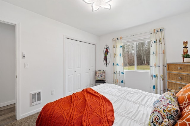 bedroom featuring a closet, baseboards, and visible vents