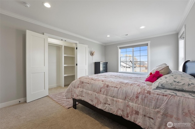 carpeted bedroom featuring baseboards, visible vents, recessed lighting, and crown molding