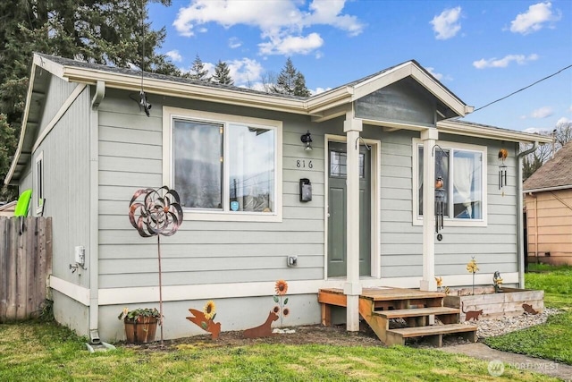 816 N Kelso Ave, Kelso, WA 98626 - view of front facade featuring fence and a front lawn