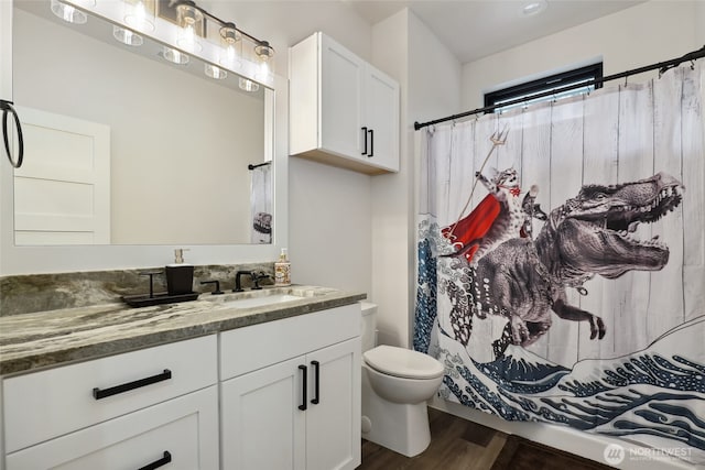 full bath with wood finished floors, toilet, a shower with shower curtain, and vanity