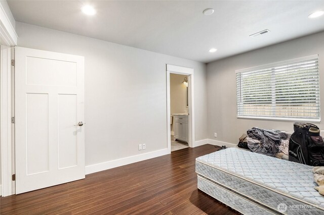 6 Pelican Pl SE, Moses Lake, WA 98837 - bedroom featuring ensuite bathroom, baseboards, visible vents, recessed lighting, and dark wood-style flooring