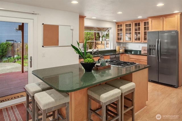 15126 NE 67th Pl, Redmond, WA 98052 - kitchen featuring dark countertops, a sink, recessed lighting, stainless steel gas stovetop, and refrigerator with ice dispenser
