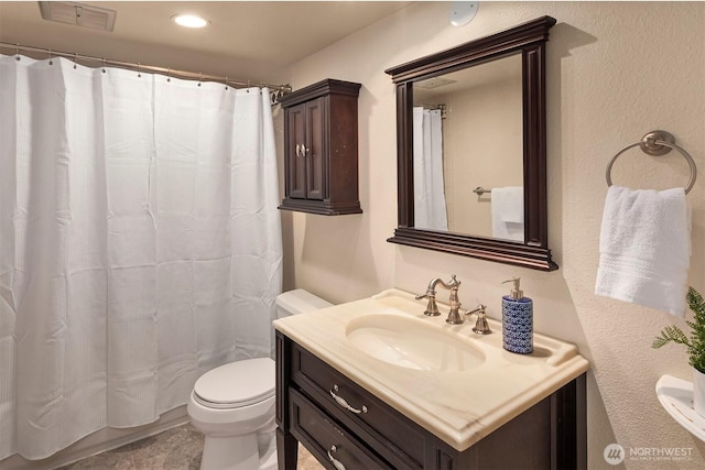 15126 NE 67th Pl, Redmond, WA 98052 - bathroom with vanity, a textured wall, curtained shower, and toilet