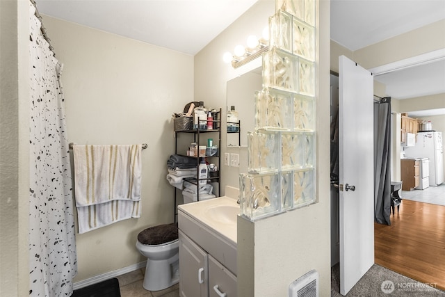861 S 72nd St, Tacoma, WA 98408 - full bathroom with toilet, vanity, baseboards, and visible vents
