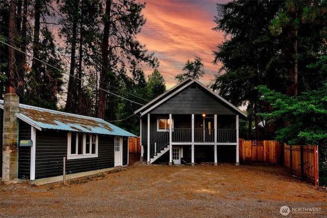 417 W 2nd St, Cle Elum, WA 98922 - bungalow-style home with metal roof, a porch, and fence