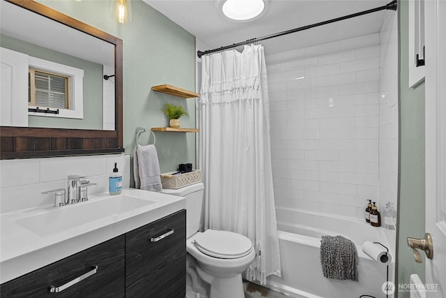 417 W 2nd St, Cle Elum, WA 98922 - bathroom featuring shower / bath combination with curtain, toilet, vanity, and tasteful backsplash