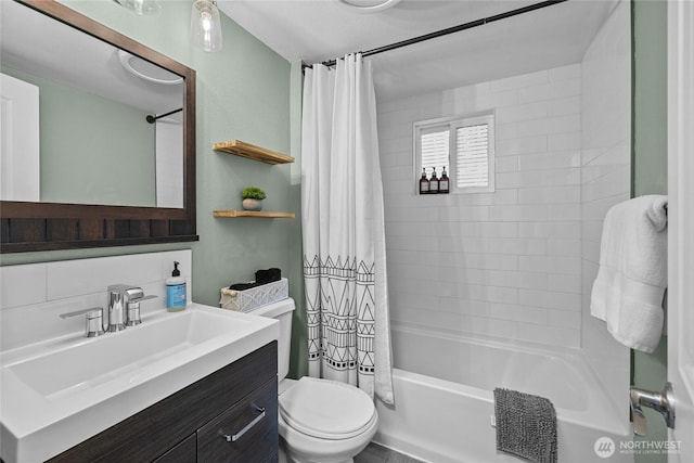 417 W 2nd St, Cle Elum, WA 98922 - full bathroom with toilet, shower / tub combo with curtain, and vanity