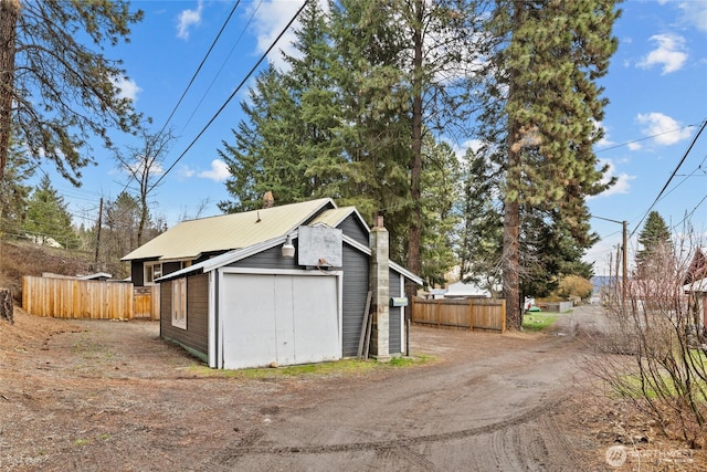 417 W 2nd St, Cle Elum, WA 98922 - garage featuring dirt driveway and fence