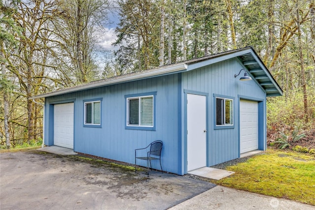 view of outdoor structure featuring an outbuilding