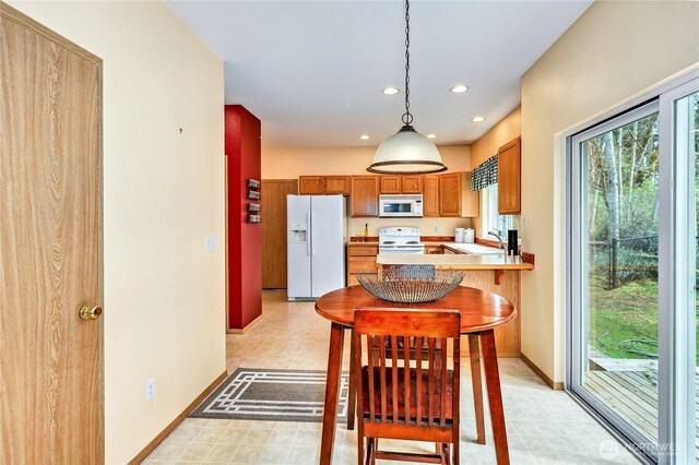 dining room with recessed lighting, baseboards, and light floors