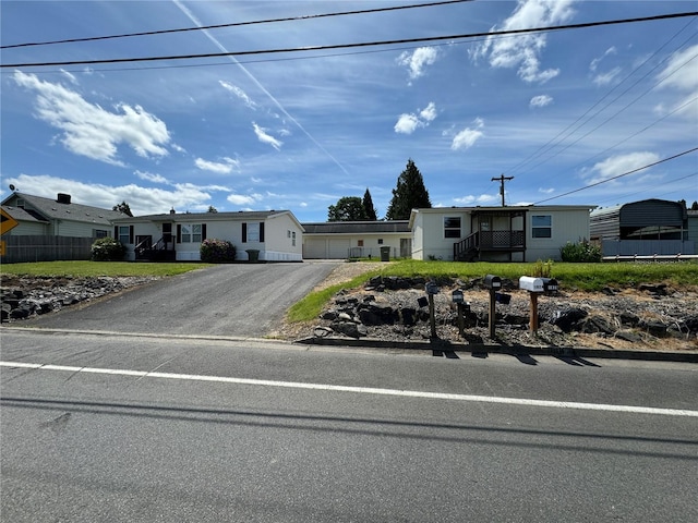181A-B Beacon Hill Dr, Longview, WA 98632 - manufactured / mobile home featuring asphalt driveway and an attached garage