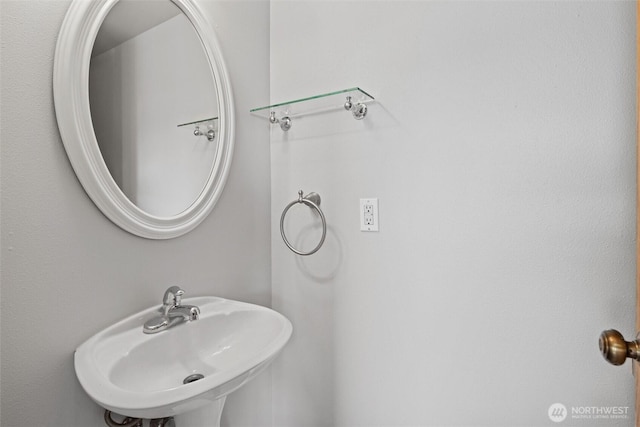 bathroom featuring a sink