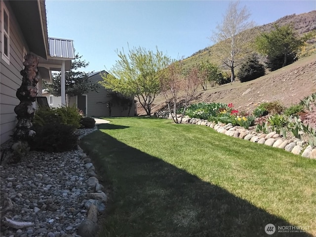 view of yard with a mountain view