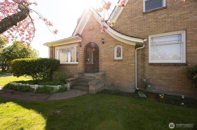 view of front of property with brick siding and a front yard