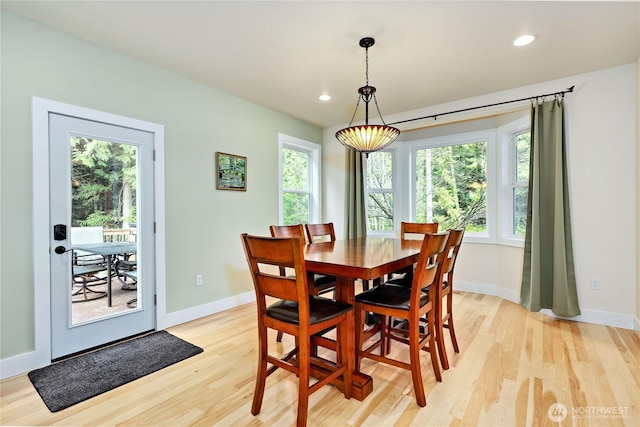 dining room featuring a wealth of natural light, recessed lighting, light wood-style floors, and baseboards