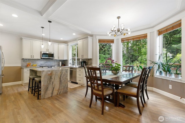dining area with baseboards, an inviting chandelier, ornamental molding, recessed lighting, and light wood-style flooring