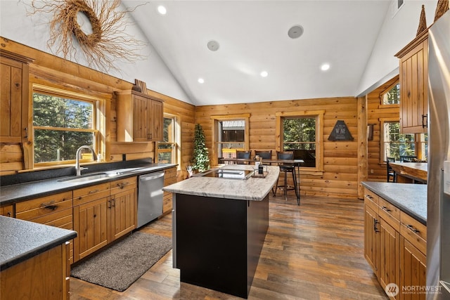 1020 Highland Loop, Ronald, WA 98940 - kitchen with a center island, a sink, rustic walls, dark wood finished floors, and stainless steel appliances