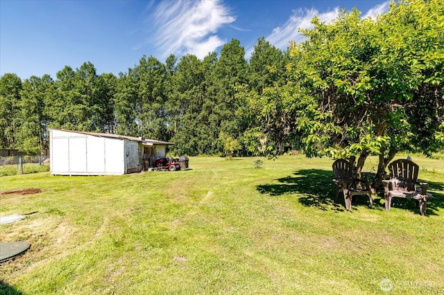 view of yard featuring an outbuilding