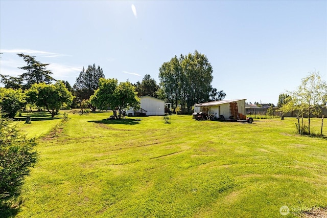 view of yard featuring a pole building