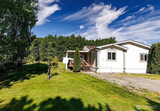 manufactured / mobile home with a front yard