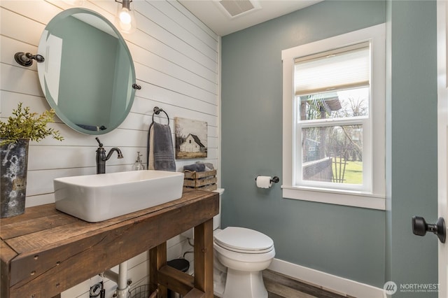16005 SE Lake Holm Rd, Auburn, WA 98092 - half bathroom featuring a sink, baseboards, visible vents, and toilet
