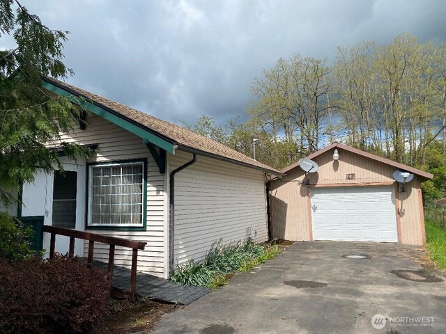 143 Huntting Rd, Silver Creek, WA 98585 - view of side of home with an outdoor structure and aphalt driveway