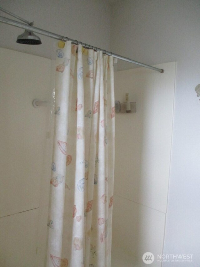 full bathroom featuring a shower with curtain