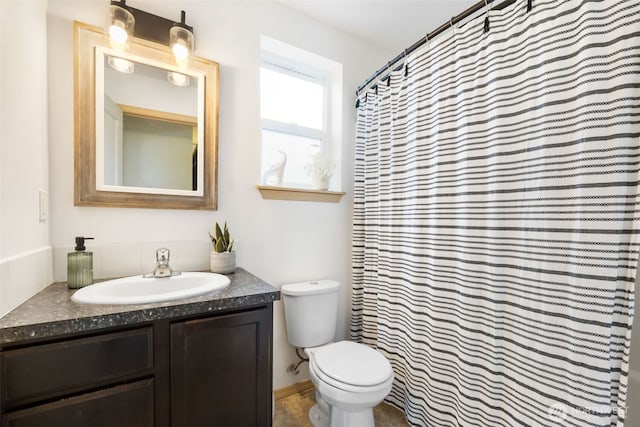 full bathroom featuring toilet, vanity, and a shower with curtain