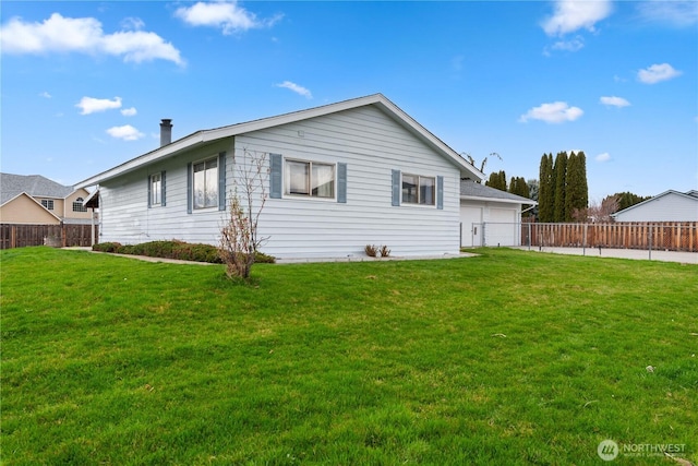 312 N Perry Ave, East Wenatchee, WA 98802 - back of property with a garage, a fenced backyard, and a yard