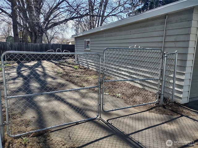 312 SE 9th St, College Place, WA 99324 - view of gate with fence