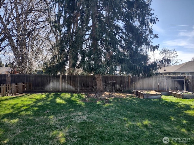 312 SE 9th St, College Place, WA 99324 - view of yard with a garden and a fenced backyard